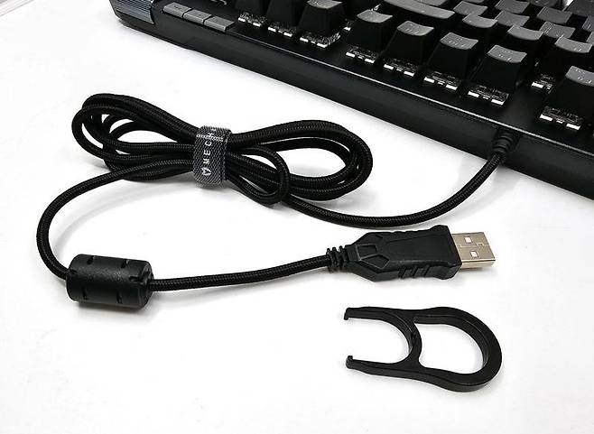 케이블 표면을 직물 처리하고 노이즈필터도 달았다. 키 리무버도 제공한다