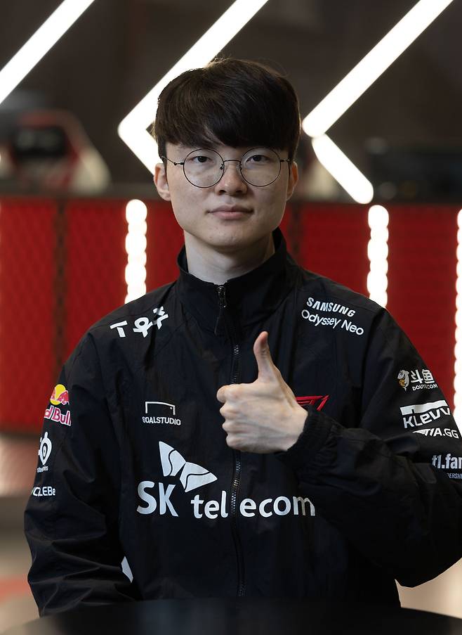 페이커가 시그니처 포즈인 엄지를 치켜 세우고 있다. 김종호 기자