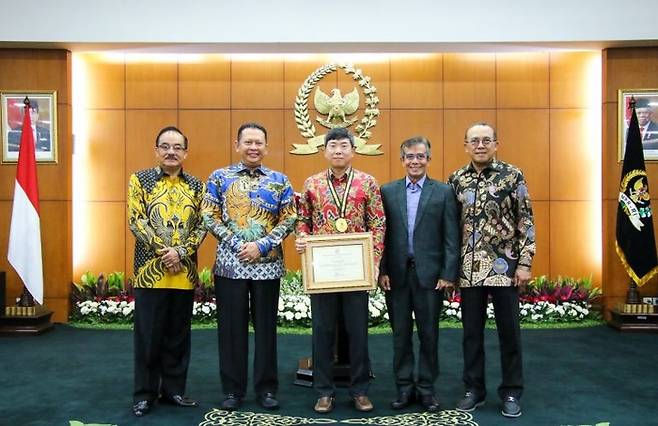 승범수 코린도그룹 수석 부회장(왼쪽 세번째)이 인도네시아 국회의사당에서 승은호 회장을 대신해 인도네시아 국민협의회 의장으로부터 감사패를 받으며 기념 촬영을 하고 있다.
