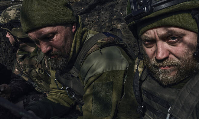 우크라이나 병사들이 26일(현지시간) 격전지인 동부 바흐무트 인근의 참호에 들어가 있다. AP연합뉴스