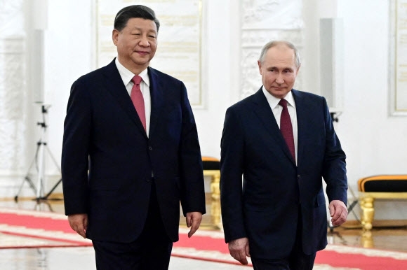 1일(현지시간) 러시아 모스크바 크렘린을 방문한 시진핑(왼쪽) 중국 국가주석을 블라디미르 푸틴(오른쪽) 러시아 대통령이 맞고 있다. 2023.3.21 스푸트니크 AFP 연합뉴스