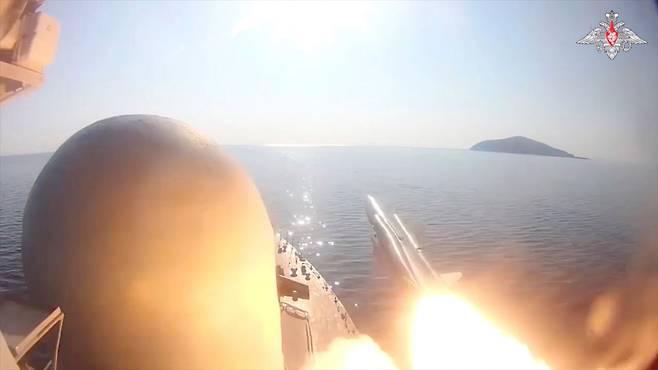러시아 국방부는 28일(현지시간) 러시아 해군 함정이 동해에서 가상의 적 해상 목표물을 향해 2발의 모스키트 순항 미사일을 성공적으로 발사했다고 밝혔다. 2023.03.28. / 사진=로이터 연합뉴스