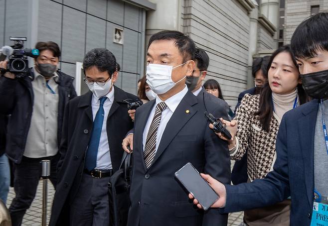 검찰은 김건희 여사가 권오수 전 도이치모터스 회장(가운데)으로부터 도이치파이낸셜 주식을 저가 매수해 특혜를 봤다는 의혹에 대해 '정상 거래'라고 판단했다. ⓒ김흥구