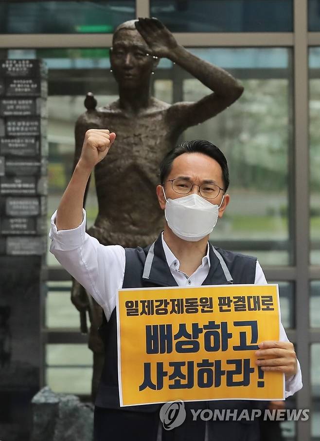 '징용이 강제노동 아니라고?' (서울=연합뉴스) 이정훈 기자 = 양대노총과 강제동원공동행동 관계자들이 2021년 5월 4일 오전 서울 용산역 앞 강제징용노동자상 앞에서 '일본 정부의 조선인 강제노동 부정 규탄 기자회견'을 하고 있다. 2021.5.4 uwg806@yna.co.kr
