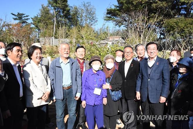 문재인 전 대통령 내외가 지난해 10월 19일 경남 양산시 하북면 평산마을 사저를 찾은 제주 4·3 유족회와 대화하는 모습. [문재인 전 대통령 페이스북 캡처. 재판매 및 DB 금지]