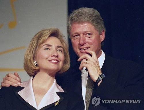 빌 클린턴(오른쪽)과 힐러리 클린턴 부부.(사진=연합뉴스)