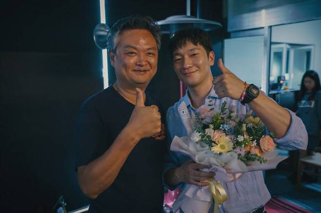 ‘카지노’ 강윤성 감독(왼쪽)과 손석구(사진=월트디즈니컴퍼니 코리아)