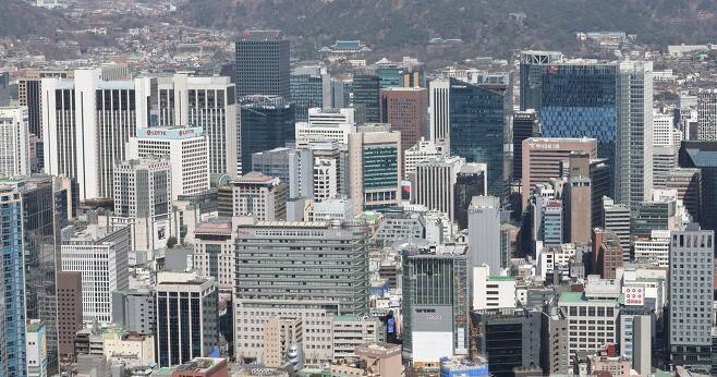 서울 남산에서 바라본 도심에 주요 기업체 건물들이 보이고 있다. /연합뉴스