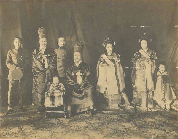 고종 일가 사진(1918년) 왼쪽부터 의친왕, 순종, 덕혜옹주, 영친왕, 고종, 순종효황후, 의친왕비, 이건@ 서울역사아카이브