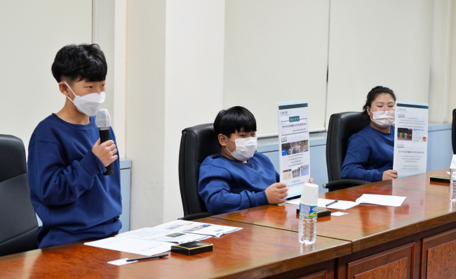 ‘감탄소년단’에서 활동한 아동들이 지난해 11월 부산진구의회에 방문해 준비해간 정책 제안서를 발표하고 있다.  초록우산어린이재단 제공