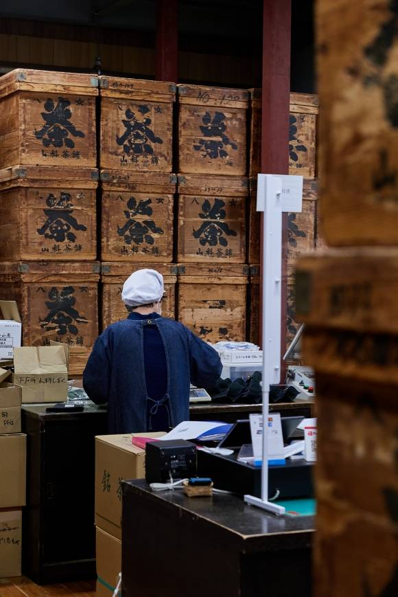 일본 후쿠오카의 티 살롱 야마시나는 규슈 지역에서 생산되는 여러 차를 수집하고 가공해 다양한 방식으로 판매하고 있다.