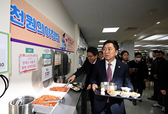 국민의힘 김기현 대표가 28일 오전 서울 동대문구 경희대학교 푸른솔문화관 학생식당에서 '1천원 아침밥'을 배식받은 뒤 이동하고 있다. ⓒ연합뉴스