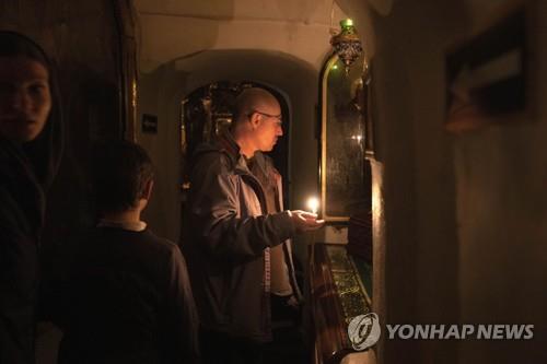 키이우 '동굴 수도원'에서 기도하는 정교회 신자 [AP 연합뉴스 자료사진. 재판매 및 DB 금지]