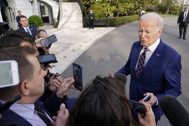 조 바이든 미국 대통령이 28일(현지시간) 바이든 대통령이 노스캐롤라이나 반도체 공장을 방문한 뒤 워싱턴DC 백악관으로 돌아와 기자들과 이야기를 나누고 있다./사진=뉴시스
