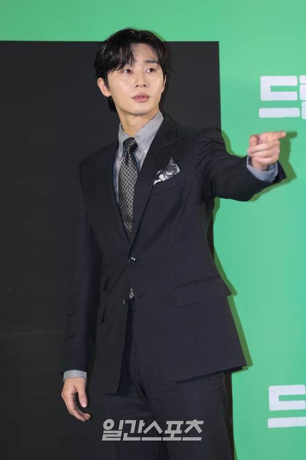 배우 박서준이 30일 오전 서울 성동구에서 진행된 영화 '드림' 제작보고회에 참석해 포토타임을 갖고 있다. '드림'은 개념 없는 전직 축구선수 홍대(박서준)와 열정 없는 PD 소민(아이유)이 집 없는 오합지졸 국대 선수들과 함께 불가능한 꿈에 도전하는 이야기를 그린 영화다. 오는 4월 26일 개봉. 서병수 기자 qudtn@edaily.co.kr /2023.03.30.