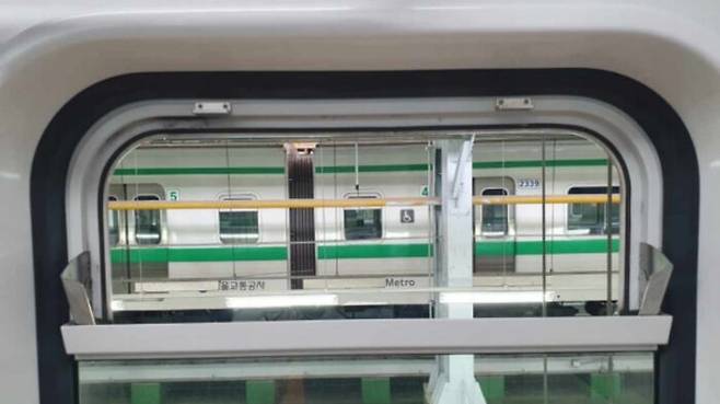 해당 창문은 창틀 상단의 잠금장치를 해제하면 부분적으로 여닫을 수 있다.