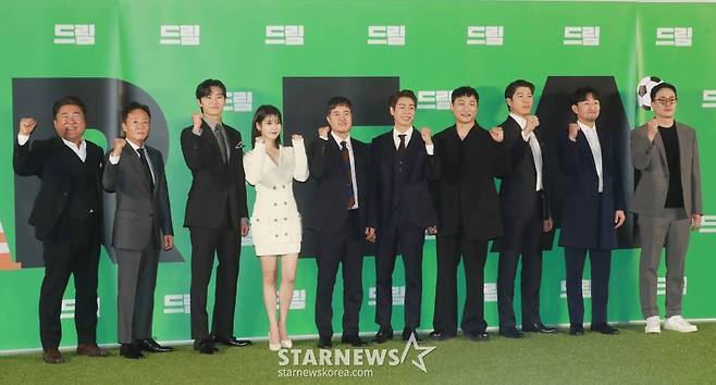 이병헌 감독, 배우 박서준, 아이유 등 출연진이 30일 오전 서울 메가박스 성수점에서 진행된 영화 '드림'(감독 이병헌) 제잘발표회에 참석해 포즈를 취하고 있다. 개념없는 전직 축구선수 홍대(박서준)와 열정 없는 PD 소민(이지은)이 오합지졸 선수들과 홈리스 월드컵에 도전하는 이야기를 유쾌하게 그린 코미디 영화 '드림'은 4월 26일 개봉한다. /2023.03.30 /사진=이동훈 기자 photoguy@