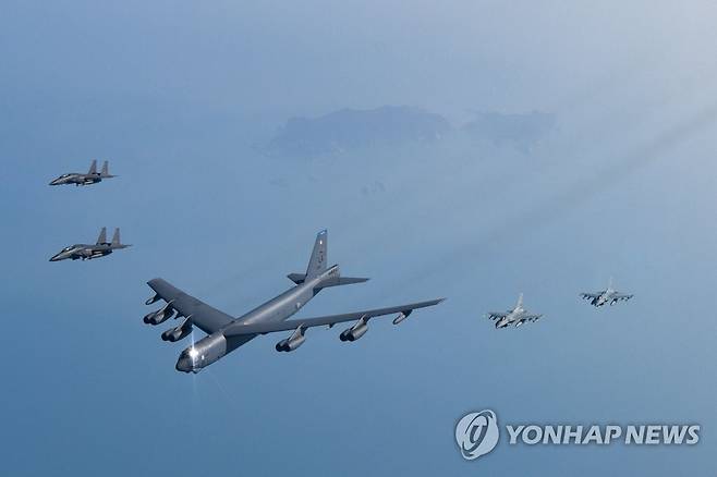 지난 6일 韓 전투기와 연합공중훈련을 펼치는 B-52H 전략폭격기  [국방부 제공. 재판매 및 DB 금지] photo@yna.co.kr