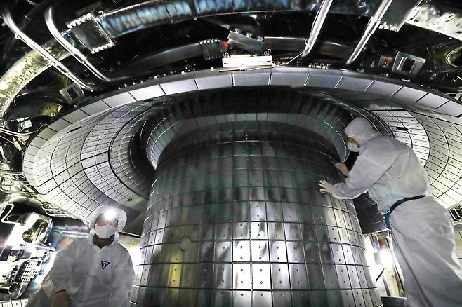 27일 오전 대전 유성구 한국핵융합에너지연구원에서 연구원들이 초전도핵융합연구장치(KSTAR) 내부를 점검하고 있다. 한국핵융합에너지연구원은 지난해 초전도핵융합연구장치(KSTAR) 1억℃ 초고온 플라즈마 20초 유지에 성공했으며, 올해 3월부터 8월까지 1억℃ 초고온 플라즈마 30초 유지와 5000~6000만도 고성능 플라즈마 운전모드(H-모드) 100초 이상 유지 달성 계획을 세웠다. /신현종 기자