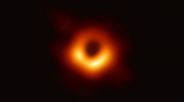 EHT 프로젝트가 관측한 M87 중심부 초대형 블랙홀의 그림자. 중심의 검은 부분은 블랙홀(사건의 지평선)과 블랙홀을 포함하는 그림자이고, 고리의 빛나는 부분은 블랙홀의 중력에 의해 휘어진 빛이다. /한국천문연구원