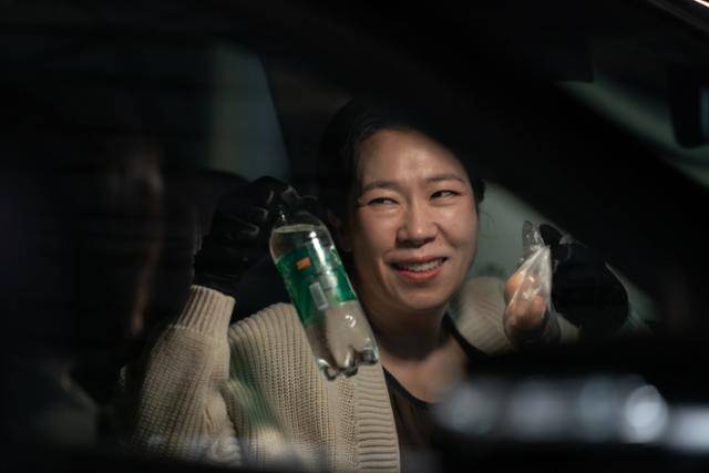 염혜란은 '더 글로리'에서 현남을 연기하며 냉가 가득한 화면에 온기를 섞는다. 넷플릭스 제공