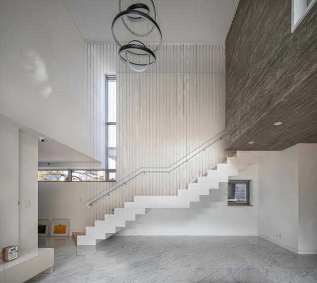거실에서 2층으로 연결된 계단 난간을 와이어로 적용해 계단 선과 공간이 그대로 드러난다. 윤준한 건축사진작가 제공