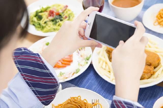 영상을 시청하면서 밥을 먹는 습관은 비만과 소화불량을 유발할 수 있어 주의해야 한다./사진=게티이미지뱅크