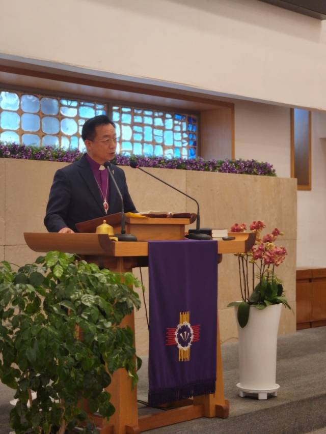 김찬호 기독교대한감리회 중부연회 감독이 31일 인천 강화교산교회에서 열린 기자간담회에서 ‘강화 선교 130주년’의 의미를 설명하고 있다.