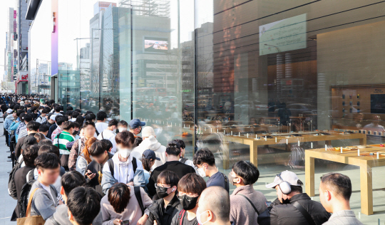 31일 오후 서울 강남구 애플스토어 강남에서 시민들이 정식개점 시간인 5시에 들어가기 위해 줄을 서있다. 뉴시스