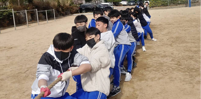 양산 서창중학교 학기 초 공동체 놀이 활동. 양산 서창중학교 제공