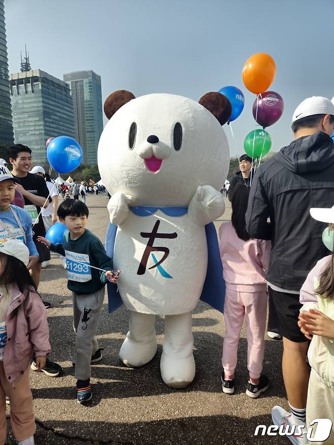 한국투자증권의 마스코트 '한국이'가 어린이 참가자들에게 높은 인기를 끌었다. ⓒ 뉴스1 공준호 기자.