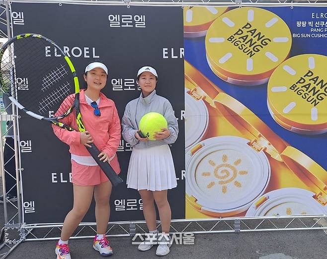 20~30 여성 루키부에 출전한 김지향(왼쪽)-박현선 조가 대회 서브스폰서로 ‘선 쿠션’ 브랜드 ‘엘로엘’ 포토존을 배경으로 포즈를 취하고 있다. 김경무전문기자