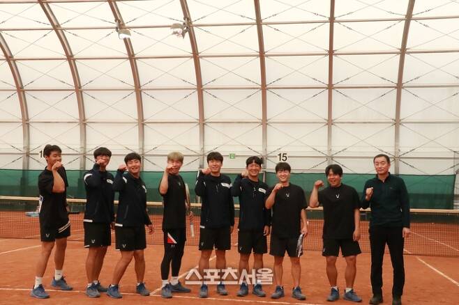 최영하 (오른쪽) 감독이 이끄는 군산대 남자정구부 선수들. 대한소프트테니스협회