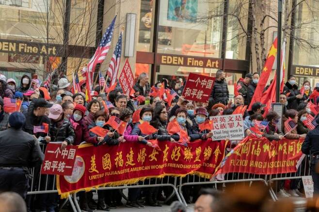 지난달 29일(현지시간), 차이잉원 대만 총통의 뉴욕 방문에 반대하는 뉴욕 주재 중국 교민들이 시위를 하는 모습. 뉴욕=로이터·연합뉴스