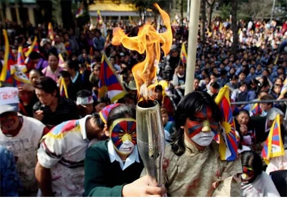 2008년 3월 10일, 인도의 다람살라에서 티베트족 활동가들이 티베트족 나름의 올림픽 성화를 들고 행진하고 있다. 그해 8월 베이징 올림픽을 앞두고 중국 정부의 티베트족 탄압을 규탄하는 퍼포먼스다. /Manan Vatsysyana/AFP