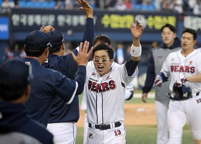 1일 오후 서울 송파구 잠실야구장에서 열린 2023 신한 SOL KBO리그 롯데 자이언츠와 두산 베어스의 개막 경기, 연장 11회 접전 끝에 12대10 승리를 거둔 두산 허경민이 이승엽 감독과 하이파이브를 하고 있다. 2023.4.1/뉴스1