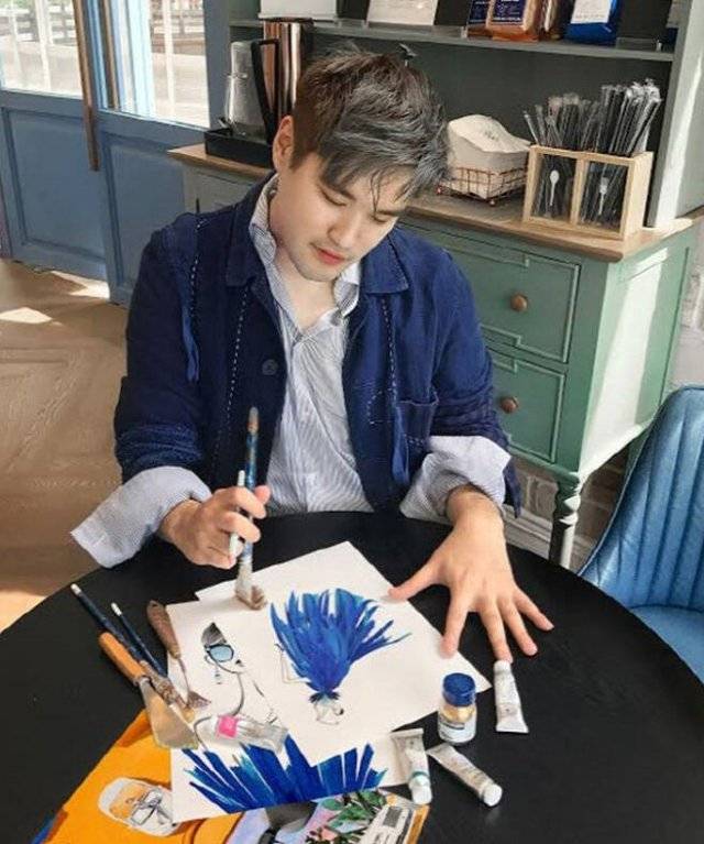 자신의 예술세계를 대변하는 페르소나라 할 수 있는 수수걸을 그리고 있는 김재석 패션일러스트레이터. 그는 수수걸이 하나의 패션 캐릭터를 넘어 여러 라이프스타일을 선보이는 트렌드세터로서 받아들여지길 바란다. 사진제공 김재석 작가