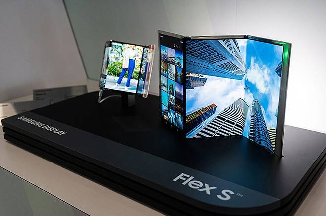 두 번 접는 삼성디스플레이 폴더블 패널. 사진=삼성디스플레이