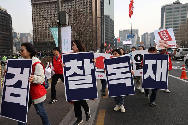 진보당 당원들이 서울역 광장에서 당원대회를 마친 뒤 검찰 독재를 규탄하는 팻말을 든 채 서울시청을 향해 행진하고 있다.