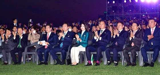 윤석열 대통령과 김건희 여사가 31일 오후 전남 순천시 순천만국가정원에서 열린 '2023 순천만국제정원박람회 개막식'에서 강기정 광주시장, 김영록 전남지사 등 내빈들과 박수치고 있다. 사진 광주전남사진기자단