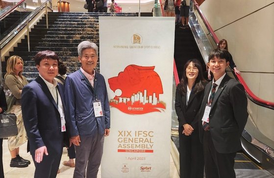 1일 싱가포르에서 열린 국제스포츠클라이밍연맹 총회에서 대한산악연맹이 ‘2025 IFSC 서울 스포츠클라이밍 세계선수권대회’ 유치에 성공한 뒤, 관계자들이 기념 촬영을 하고 있다. 대한산악연맹=연합뉴스