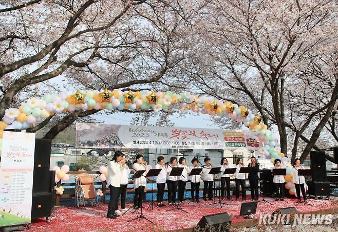 1일 개최된 밀양 가곡동 벚꽃길 축제에서 공연이 펼쳐지고 있다.