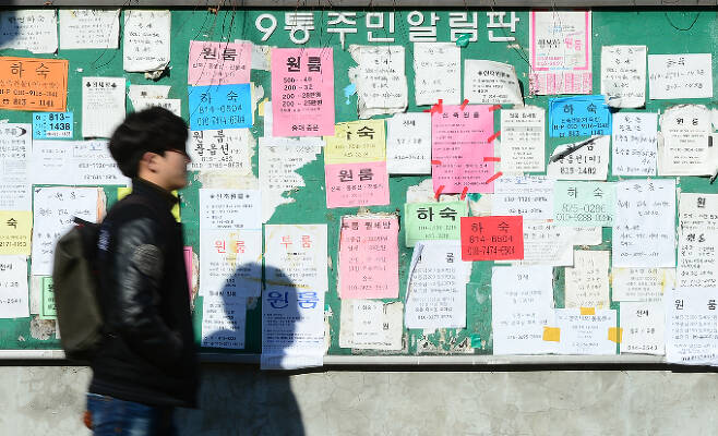 코로나19가 장기화되자 임대인들은 임차인을 최대한 사수하기 위해 '단기 임대'라는 카드를 내놓았다. 사진은 서울 흑석동 대학가 근처 하숙·자취생을 모집하는 전·월세 게시판. /사진=뉴스1