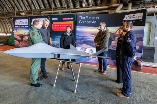 리시 수낵 영국 총리(가운데)가 영국 공군기지에서 GCAP 모형을 사이에 두고 관계자들과 대화하고 있다. EPA 연합뉴스