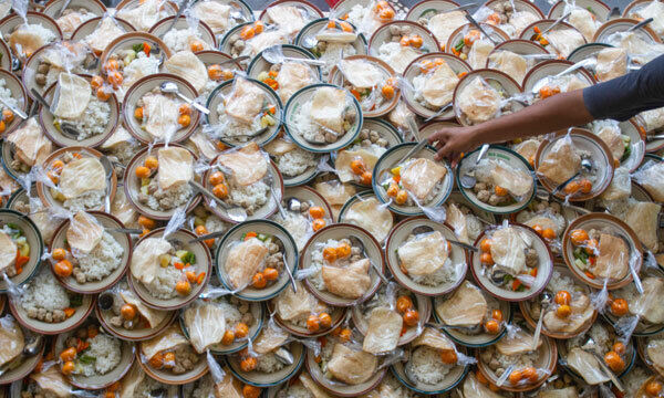 이슬람 신자들이 28일 금식이 해제된 뒤 먹을 저녁 용도로 준비된 음식들의 모습. 족자카르타=AFP연합뉴스