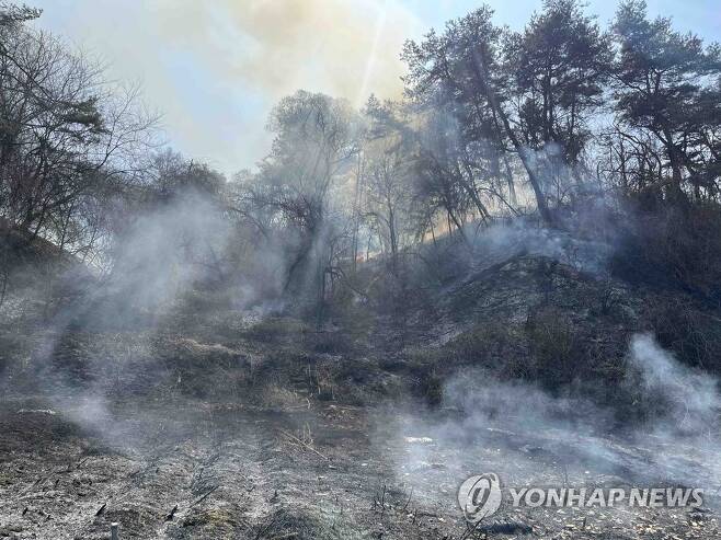 춘천서 낙엽 태우던 불씨 산불로 확산 (춘천=연합뉴스) 건조특보가 내려진 가운데 1일 오후 1시 50분께 강원 춘천시 사북면 고탄리에서 산불이 발생해 짙은 연기가 확산하고 있다. 2023.4.1 [강원도소방본부 제공. 재판매 및 DB 금지] photo@yna.co.kr