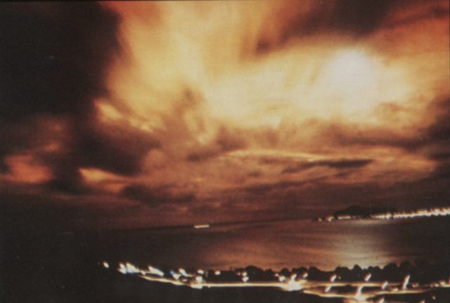 1962년 미군의 고고도 핵폭발 실험인 '스타피시 프라임(Starfish Prime)' 실험 직후 하와이 호놀룰루에서 촬영된 인공 오로라의 모습.[이미지출처=미 국방위협감소국(DTRA)]