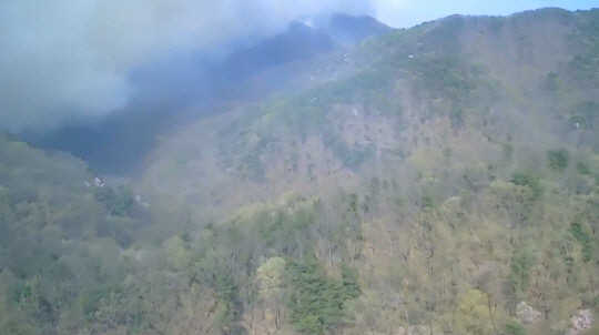 2일 낮 12시 19분쯤 충남 금산군 복수면 한 야산에서 불이 나 '산불 3단계'가 발령됐다. 사진=산림청 제공