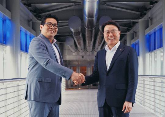 지난 29일 말레이시아 페트로나스 타워 스카이 브릿지에서 최정우(오른쪽) 포스코그룹 회장이 말레이시아 쿠알라룸프르서 탱쿠 무함마드 타우픽 페트로나스 CEO와 탄소 포집·저장 등 미래에너지분야 협력체계 구축을 협의하고 기념촬영을 하고 있다. 포스코 제공