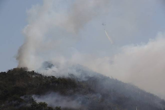 2일 산불 3단계가 내려진 충남 홍성 산불 현장에서 헬기가 진화하고 있다. 충남도 제공